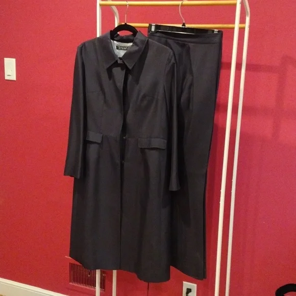 Tahari women's silk navy blue 2-piece suit. EUC. Size 10.